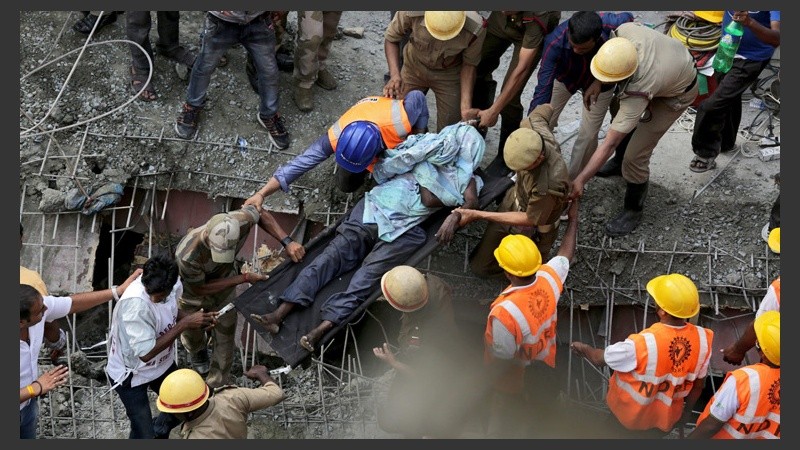 Aseguran que hay personas atrapadas bajo los escombros. (EFE)