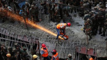 Miembros de la Fuerza de Respuesta de Desastres Nacionales (NDRF) trabajan para rescatar a las víctimas de un derrumbe. (EFE)