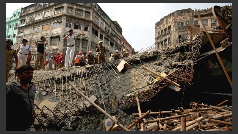 El puente se encontraba en construcción. (EFE)