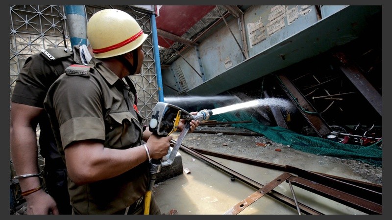 Trabajos de rescate en el lugar de la tragedia al este de la India. (EFE)