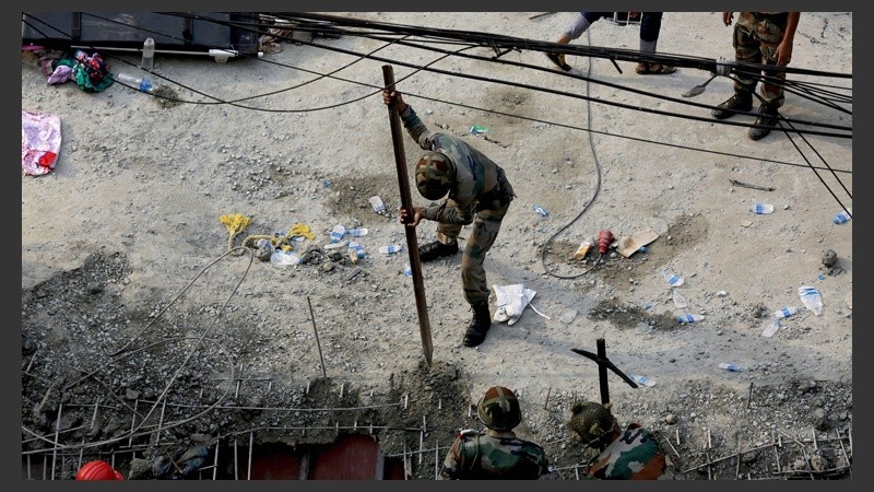 Búsqueda desesperada de las personas atrapadas bajo los escombros. (EFE)