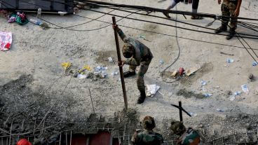 Búsqueda desesperada de las personas atrapadas bajo los escombros. (EFE)