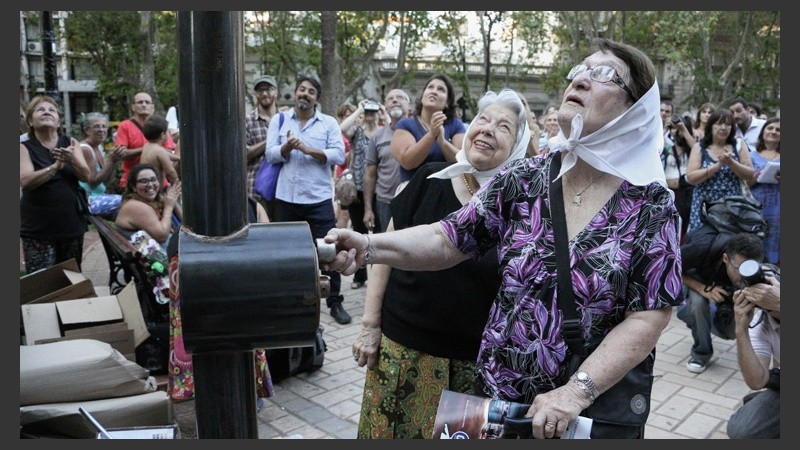 Las Madres de Plaza 25 de Mayo tuvieron su homenaje este jueves. (Alan Monzón/Rosario3.com)