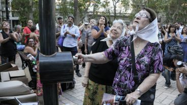 Las Madres de Plaza 25 de Mayo tuvieron su homenaje este jueves. (Alan Monzón/Rosario3.com)