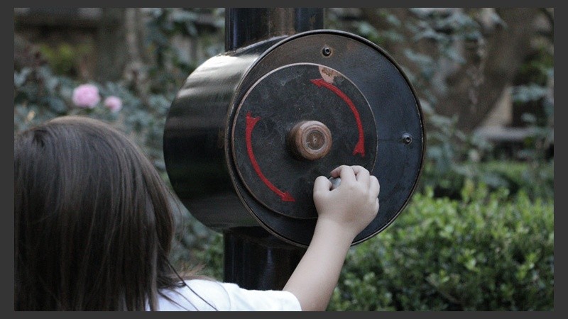 La escultura toma movimiento al mover la palanca. (Alan Monzón/Rosario3.com)