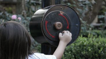 La escultura toma movimiento al mover la palanca. (Alan Monzón/Rosario3.com)