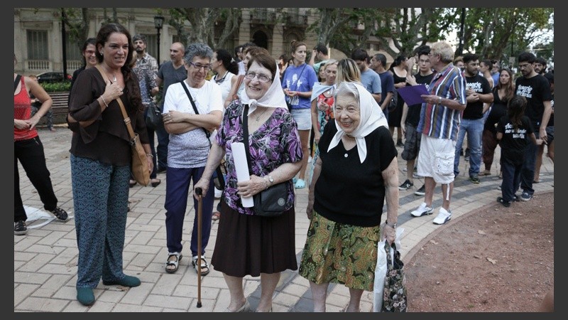 Desde hace 37 años las Madres realizan una ronda en la plaza céntrica. (Alan Monzón/Rosario3.com)