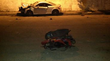 Impactante: así quedaron el auto y la moto involucrados en el choque.