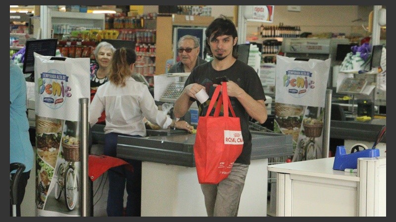 Los clientes deberán acostumbrarse a llevar bolsos. (Rosario3.com)