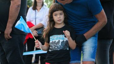 Una niña en el acto oficial por Malvinas este sábado. (Alan Monzón/Rosario3.com)