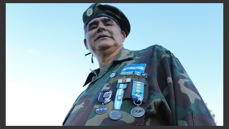 Un ex soldado muestra sus medallas durante el acto. Se rindió homenaje a los que combatieron en las islas. (Alan Monzón/Rosario3.com)