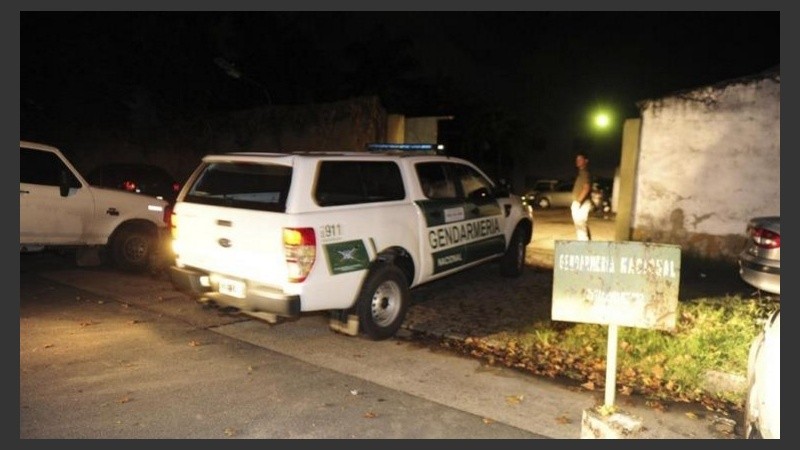 El vehículo de Gendarmería ingresó a la sede a las 22 del sábado.