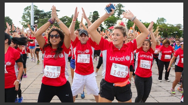 Mucha energía de los corredores antes de la largada. (Alan Monzón/Rosario3.com)