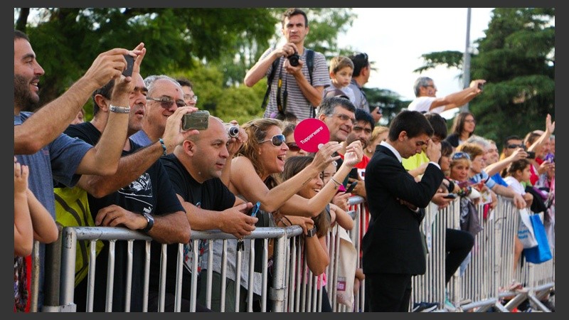 Mucha gente observando la carrera este domingo. (Alan Monzón/Rosario3.com)