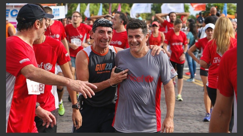 Julián Weich corrió la maratón de 10K. Así fue su llegada. (Alan Monzón/Rosario3.com)