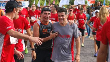Julián Weich corrió la maratón de 10K. Así fue su llegada. (Alan Monzón/Rosario3.com)