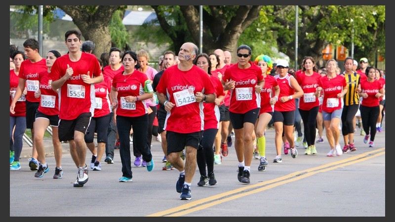 Corredores este domingo por la mañana. (Alan Monzón/Rosario3.com)
