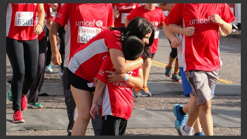 Abrazos en la meta final de la carrera con fines solidarios. (Alan Monzón/Rosario3.com)