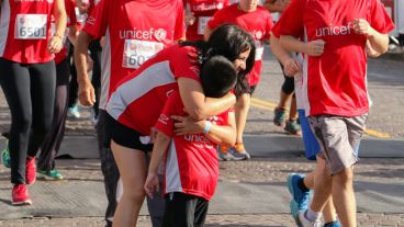 Abrazos en la meta final de la carrera con fines solidarios. (Alan Monzón/Rosario3.com)
