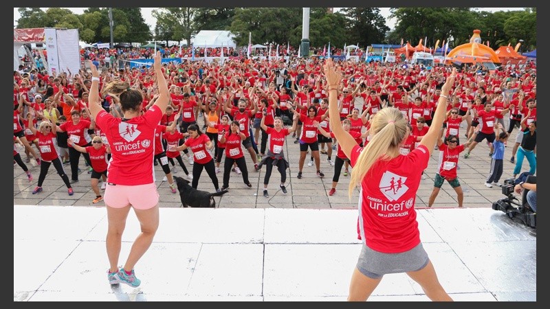  Mucha gente participó de la entrada en calor antes de la largada. (Alan Monzón/Rosario3.com)