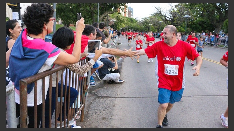 Un hombre saluda a un conocido en su recorrido. (Alan Monzón/Rosario3.com)