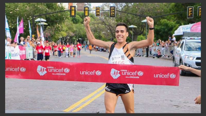  El ganador de los 10K. (Alan Monzón/Rosario3.com)