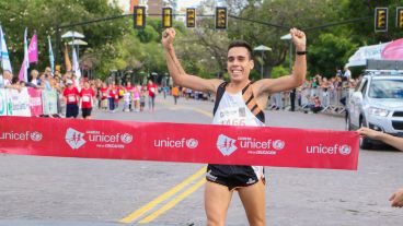 El ganador de los 10K. (Alan Monzón/Rosario3.com)