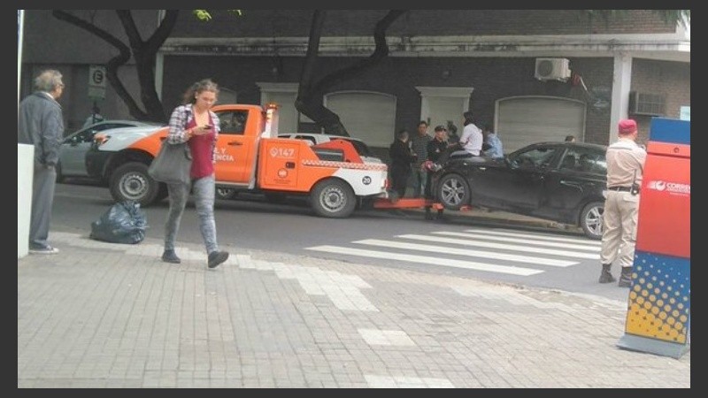 La mujer se subió al capó del auto para que no lo lleven al corralón.