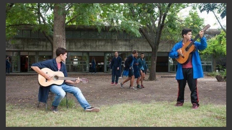 En los recreos, los estudiantes pueden usar instrumentos musicales.