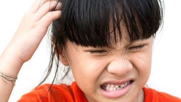 Tolosa explicó que el vinagre sólo ayuda a deslizar el peine por el cabello pero no mata a los piojos.
