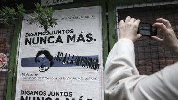 Uno de los stencil con la cara de Fuentealba realizado durante la marcha. (Alan Monzón/Rosario3.com)