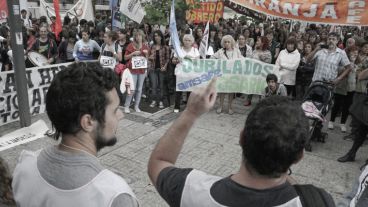 Docentes pidieron justicia y reclamaron derechos este lunes por la mañana. (Alan Monzón/Rosario3.com)