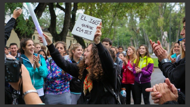 Protesta de los alumnos del Isef 11 que quieren volver a clases.