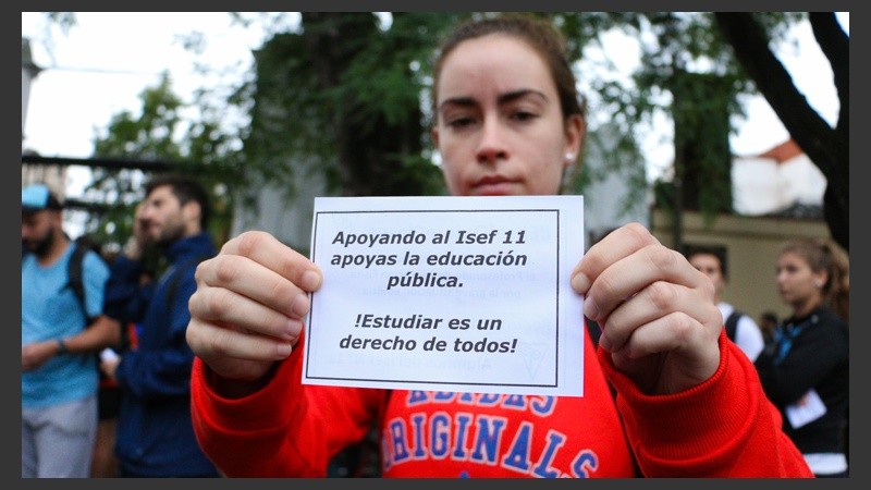 Protesta de los alumnos del Isef 11 que quieren volver a clases.