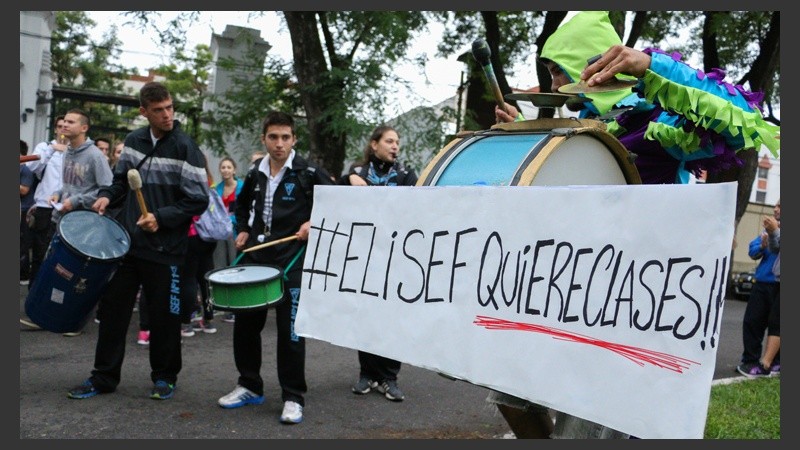 Protesta de los alumnos del Isef 11 que quieren volver a clases.