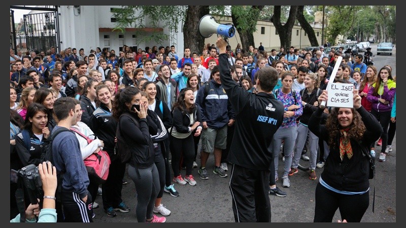 Protesta de los alumnos del Isef 11 que quieren volver a clases.