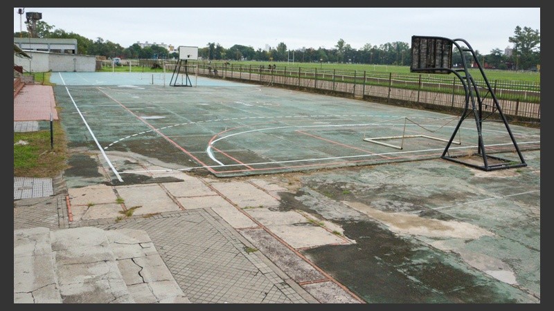 Cancha vacía en el Isef 11.