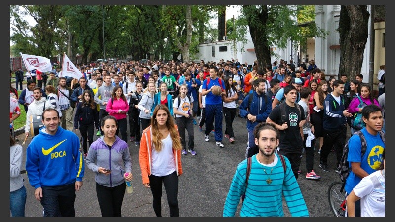 Protesta de los alumnos del Isef 11 que quieren volver a clases.