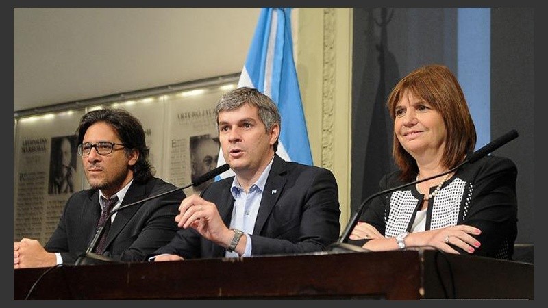 Peña, acompañado por Bullrich y Garavano. 