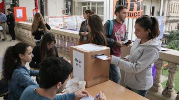 Los estudiantes pertenecientes a la UNR comenzaron a votar este martes. (Alan Monzón/Rosario3.com)