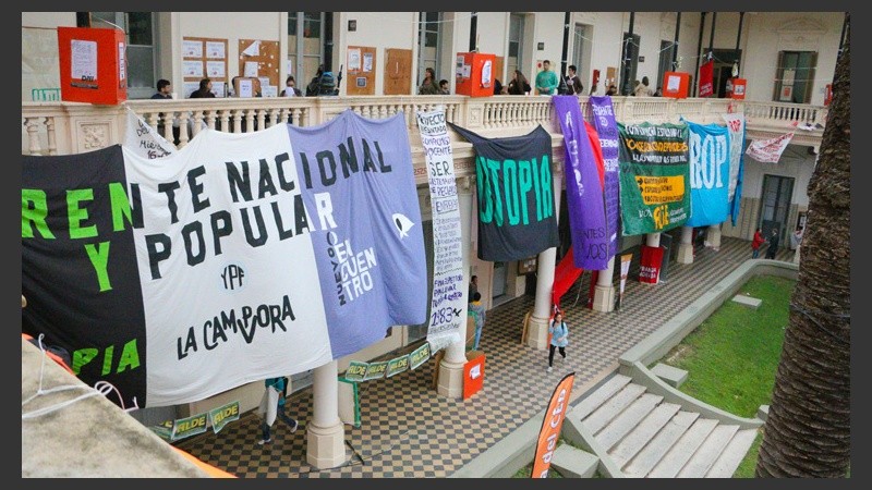 Así luce la Facultad de Derecho. Cada agrupación busca atraer los votos de los estudiantes. (Alan Monzón/Rosario3.com)