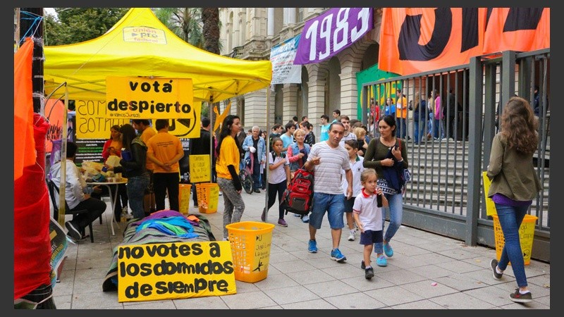 Las agrupaciones en inmediaciones de la Facultad en Córdoba entre Balcarce y Córdoba. (Alan Monzón/Rosario3.com)