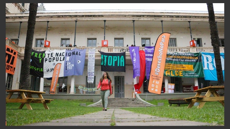 Multicolor. El patio de la Facultad de Derecho en época de elecciones. (Alan Monzón/Rosario3.com)