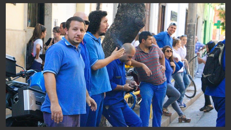 Los trabajadores se manifestaron este miércoles por la mañana en la sede céntrica de Aguas Santafesinas. (Rosario3.com)