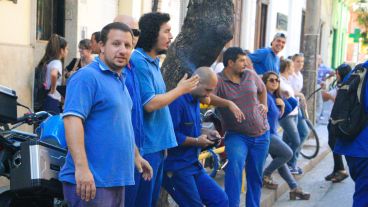 Los trabajadores se manifestaron este miércoles por la mañana en la sede céntrica de Aguas Santafesinas. (Rosario3.com)