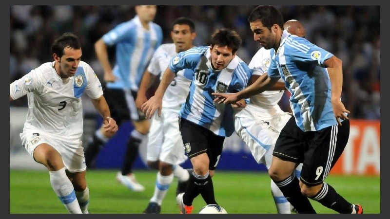 Messi e Higuaín, en el 3-0 de 2012 en Mendoza.