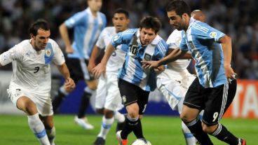Messi e Higuaín, en el 3-0 de 2012 en Mendoza.