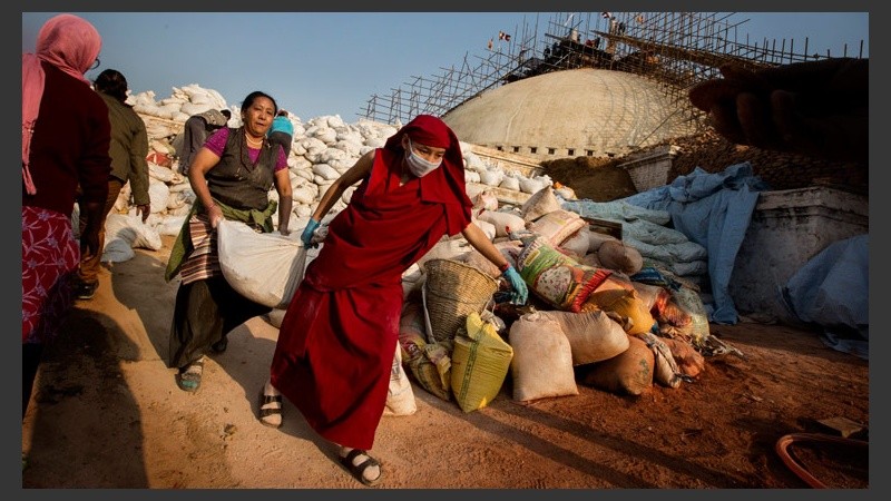 Un grupo de monjes budistas trabaja en la reconstrucción del Bauddha Stupa, edificio patrimonio de la Humanidad por la UNESCO en Katmandú. (EFE)