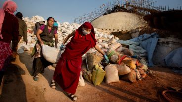 Un grupo de monjes budistas trabaja en la reconstrucción del Bauddha Stupa, edificio patrimonio de la Humanidad por la UNESCO en Katmandú. (EFE)