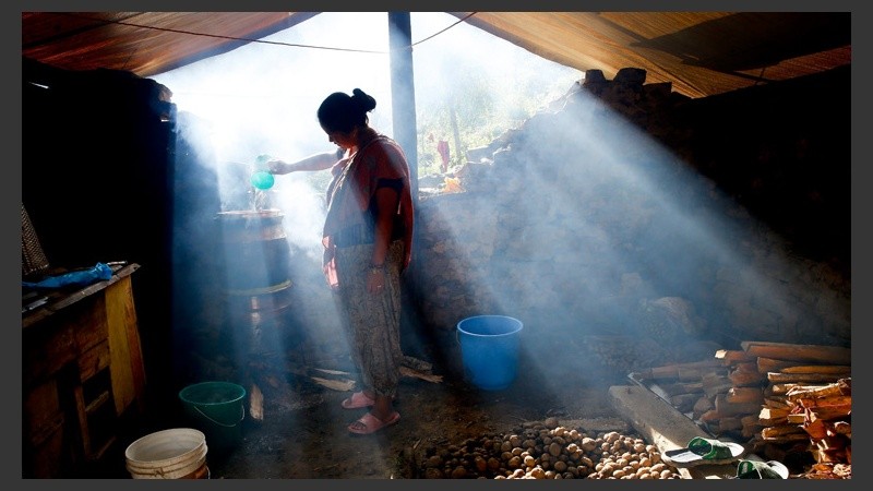 Una mujer calienta agua en una tienda en Dhunche, distrito de Rauwa. Muchos perdieron sus hogares. (EFE)